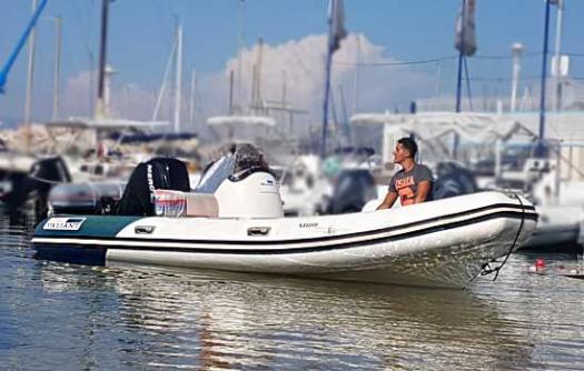 Bateau Valiant 520 au port de Marseille