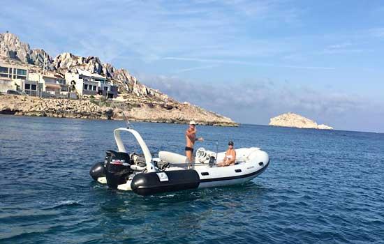 Couple en ballade en bateau près de Marseille